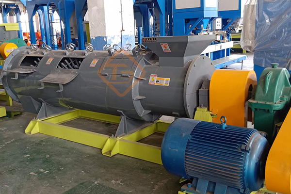 新型有機(jī)肥造粒機(jī).jpg