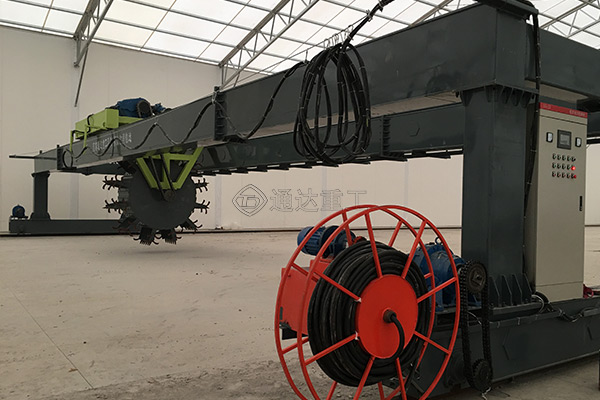 大型牛場適合用輪盤翻堆機