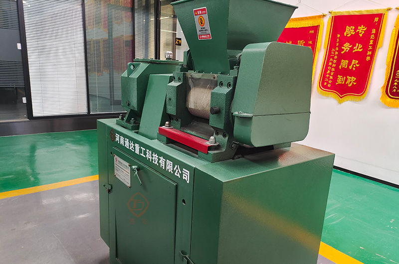 對輥擠壓造粒機.jpg