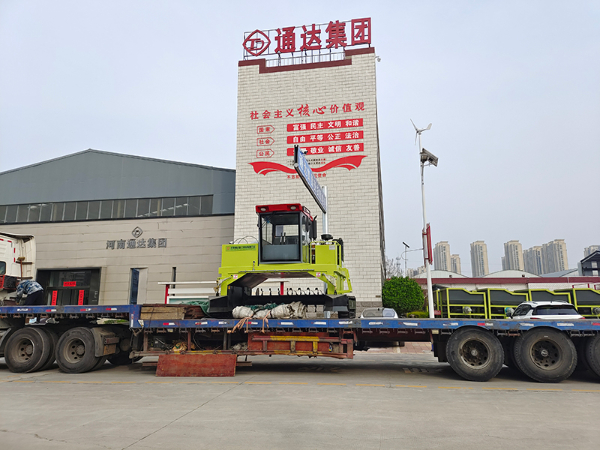 履帶式翻拋機發往山東萊西.jpg