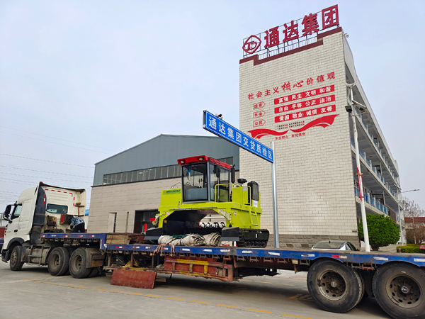 履帶式翻拋機(jī)發(fā)往山東萊西1.jpg 履帶式翻拋機(jī)發(fā)往山東萊西1.jpg